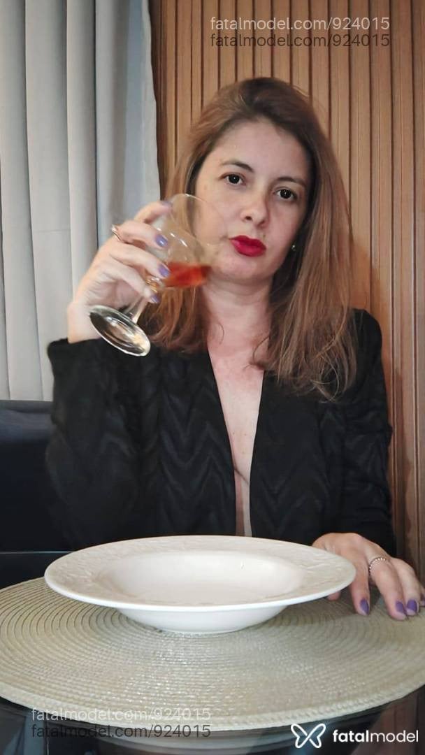 Acompanhante mulher loira (o) de olhos castanhos - Suellen Lins