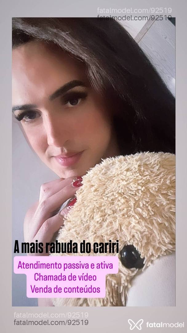 Acompanhante mulher trans morena (o) de olhos pretos - Flávia