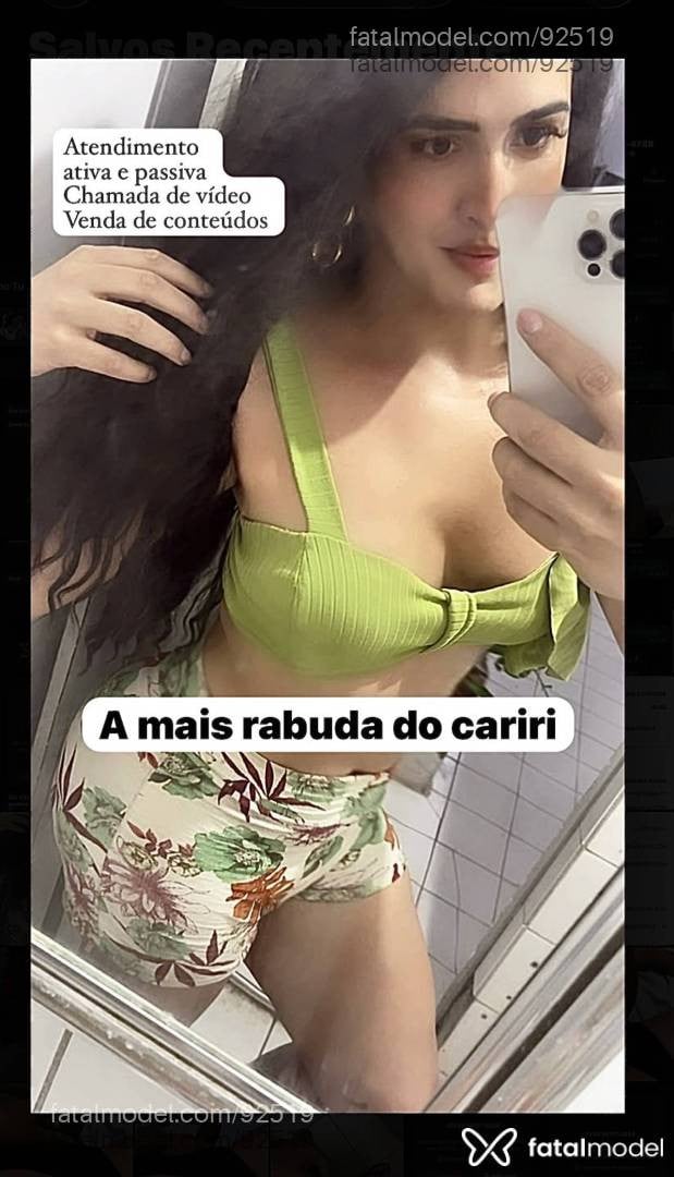Acompanhante mulher trans morena (o) de olhos pretos - Flávia