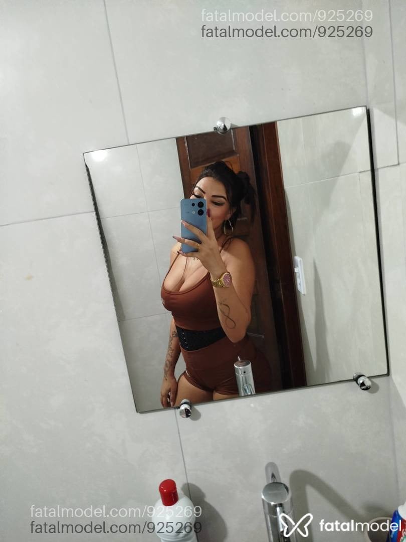 Acompanhante mulher com cabelo castanho de olhos castanhos - Luana Zarf