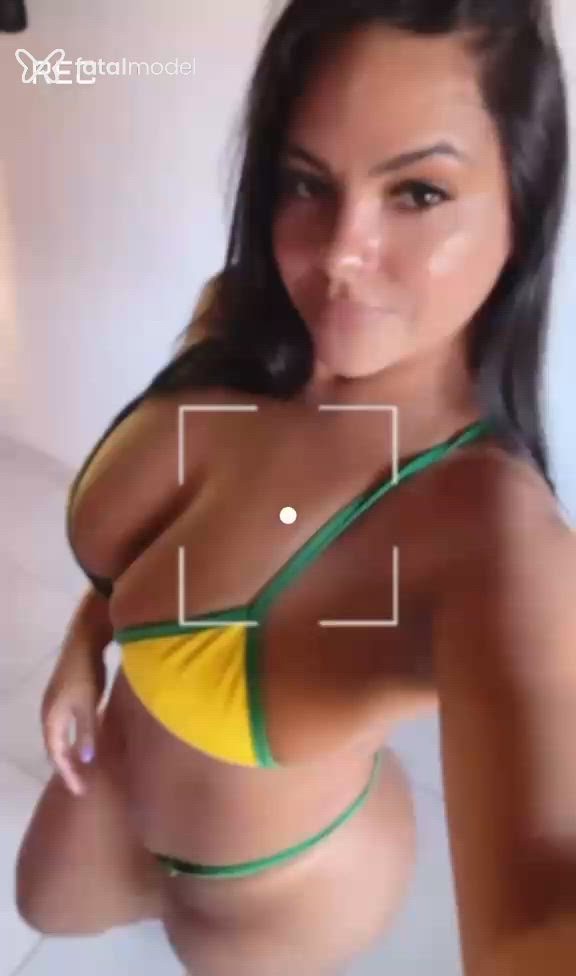 Acompanhante mulher morena (o) de olhos castanhos - Morena
