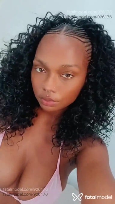 Acompanhante mulher com cabelo castanho de olhos castanhos em Virtual Acompanhante mulher com cabelo castanho de olhos castanhos em Virtual - Ludmila