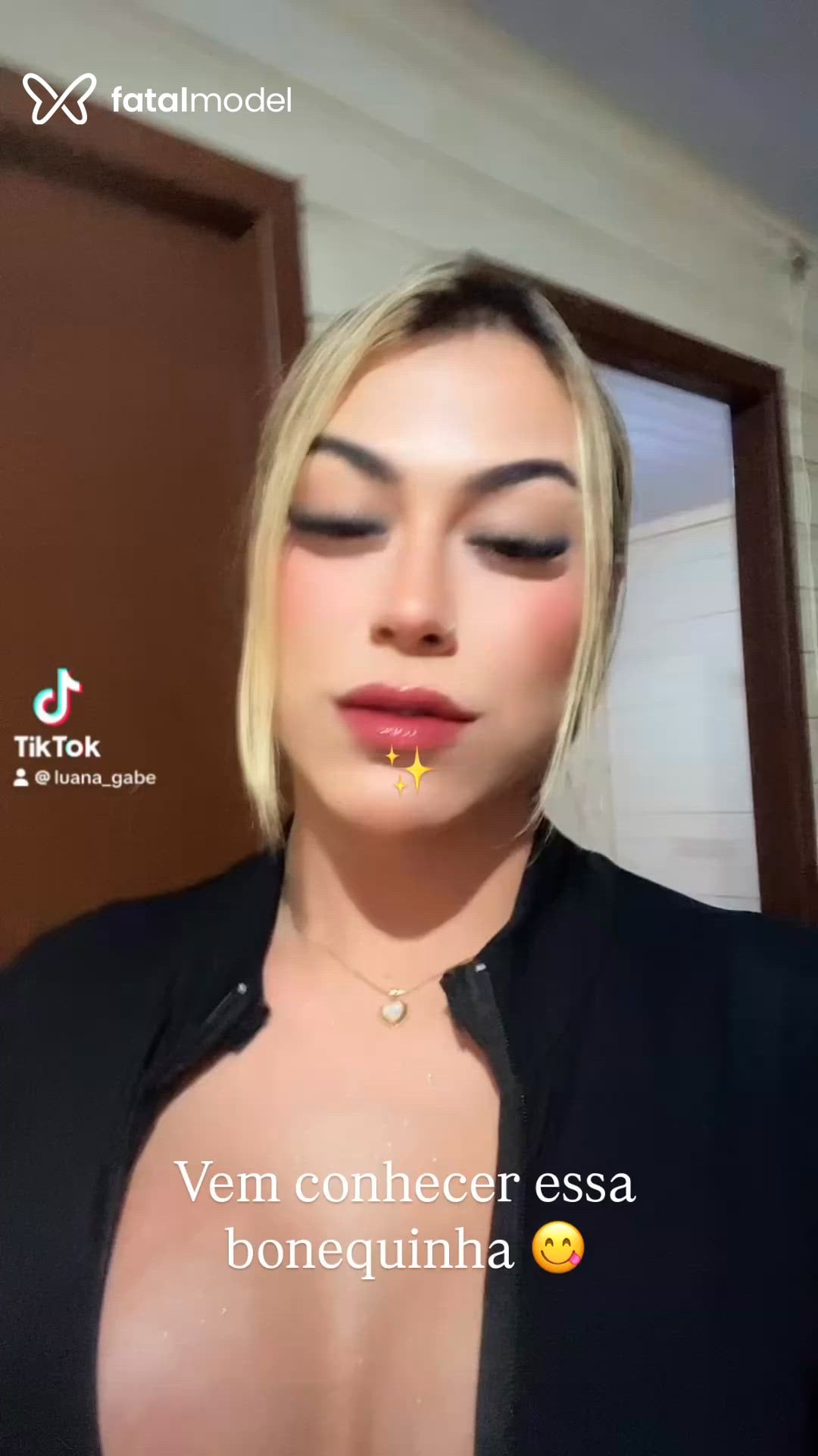 Acompanhante mulher trans loira (o) de olhos castanhos - Luana Hoffman