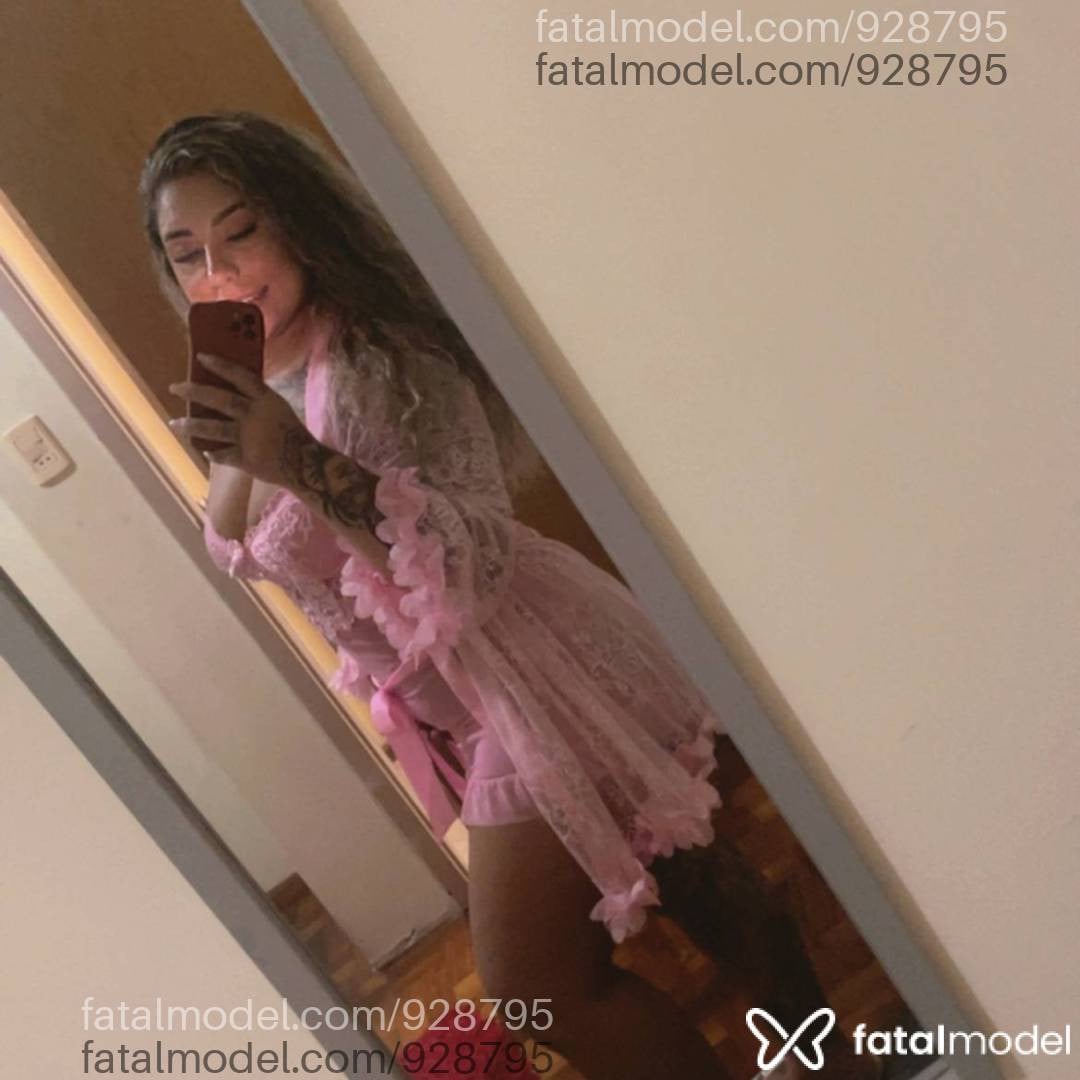 Acompanhante mulher com cabelo colorido de olhos castanhos - Bruna lima