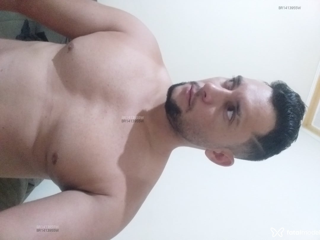 Acompanhante homem morena (o) de olhos castanhos em Janaúba - Garoto saliente 