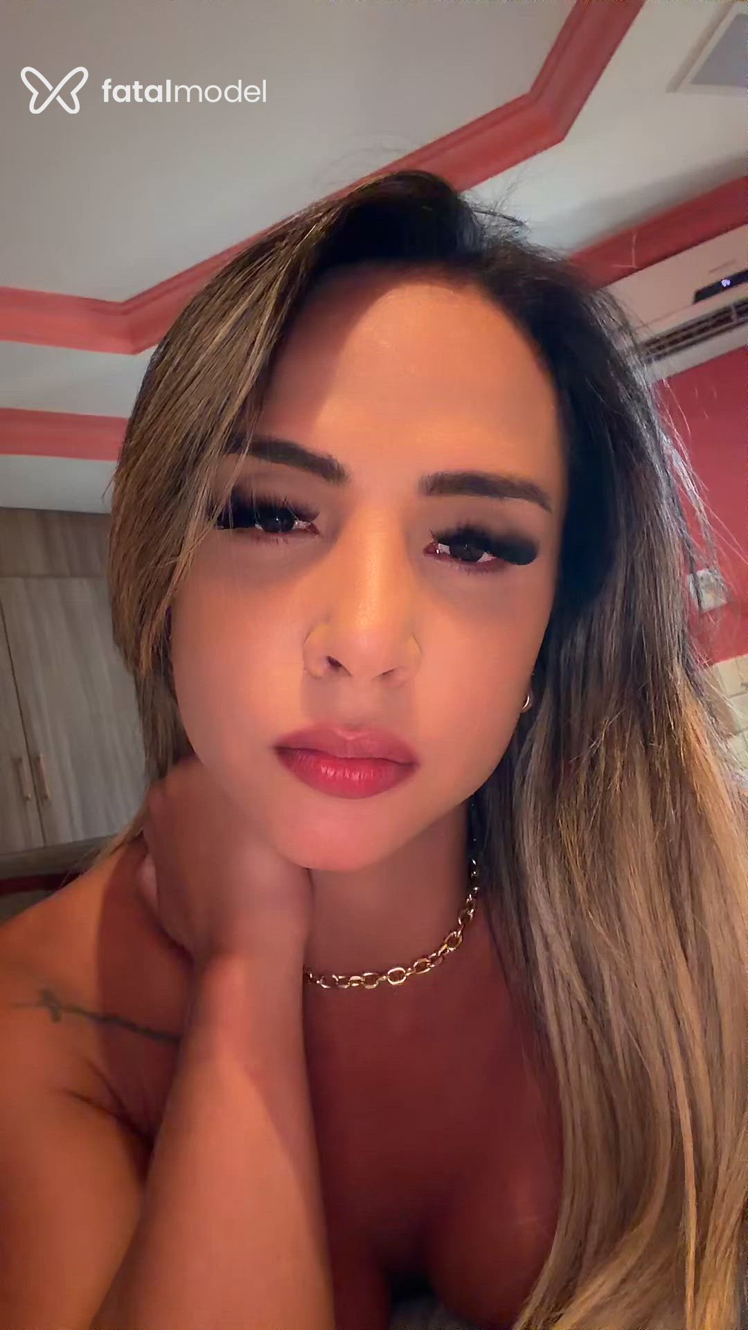 Acompanhante mulher trans loira (o) de olhos castanhos - Isabella