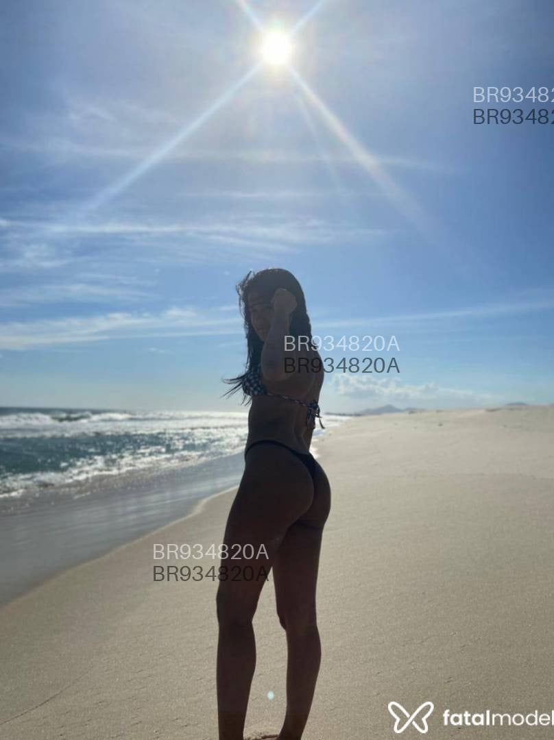 Acompanhante mulher com cabelo castanho de olhos mel - Yaraa Acompanhante mulher com cabelo castanho de olhos mel - Yaraa