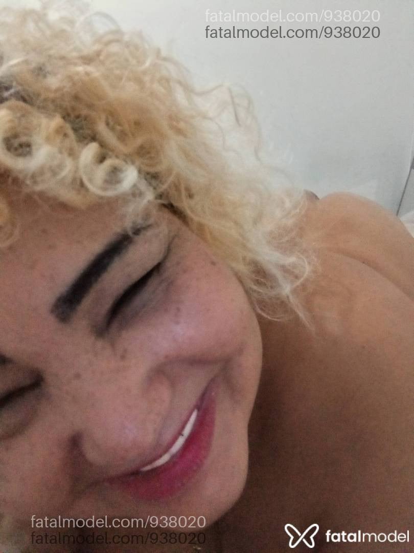 Acompanhante mulher loira (o) de olhos mel - Ademiza