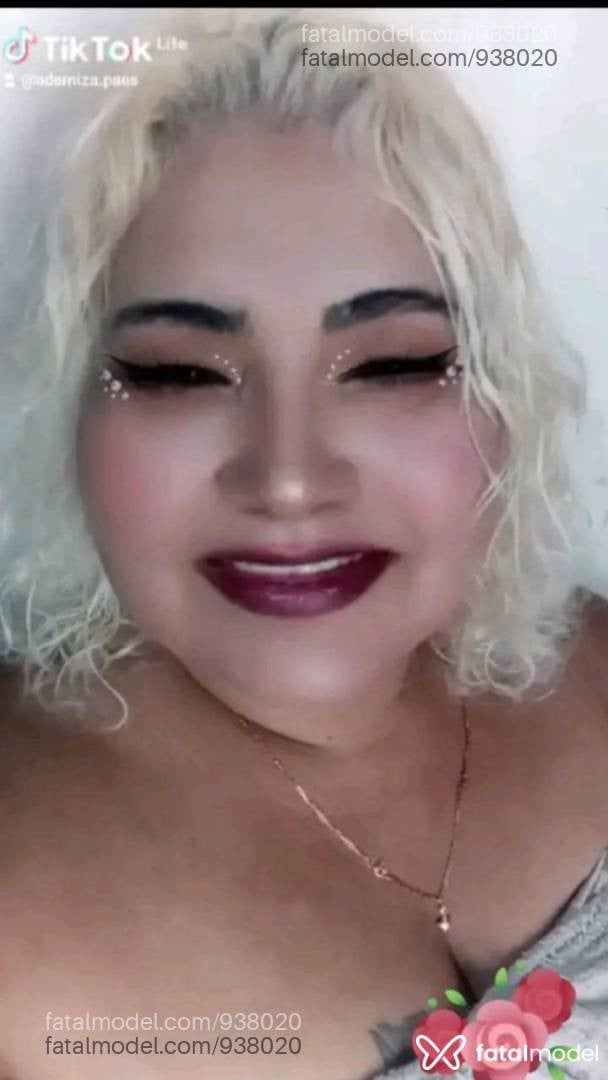 Acompanhante mulher loira (o) de olhos mel - Ademiza