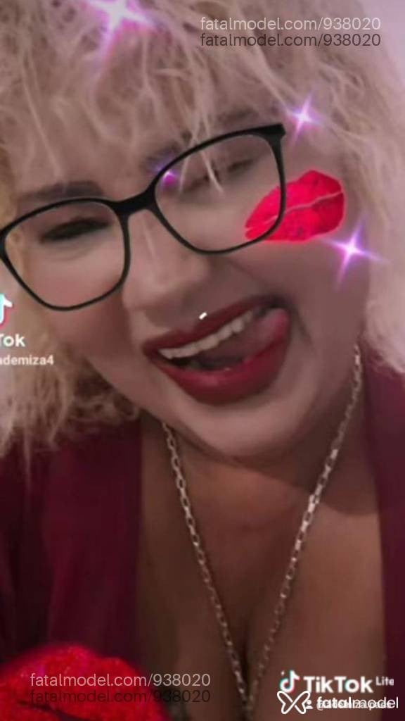 Acompanhante mulher loira (o) de olhos mel - Ademiza