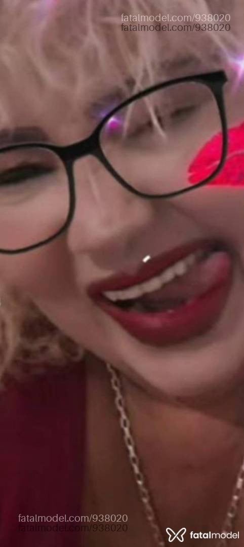 Acompanhante mulher loira (o) de olhos mel - Ademiza