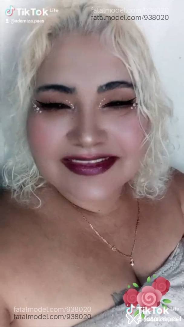 Acompanhante mulher loira (o) de olhos mel - Ademiza