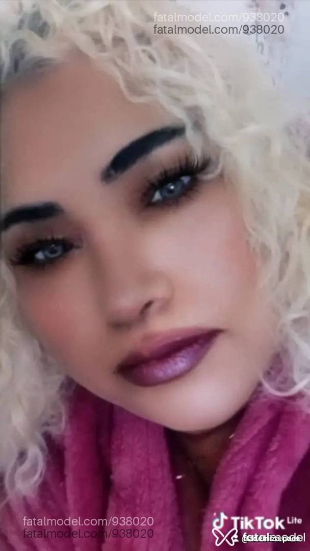 Acompanhante mulher loira (o) de olhos mel em Água Boa - Ademiza
