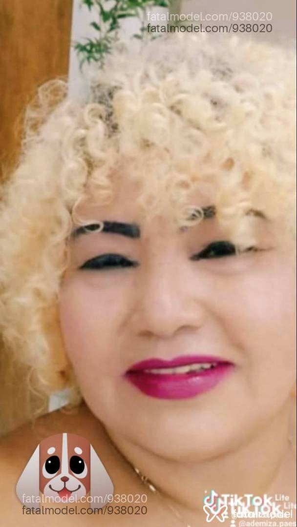 Acompanhante mulher loira (o) de olhos mel - Ademiza
