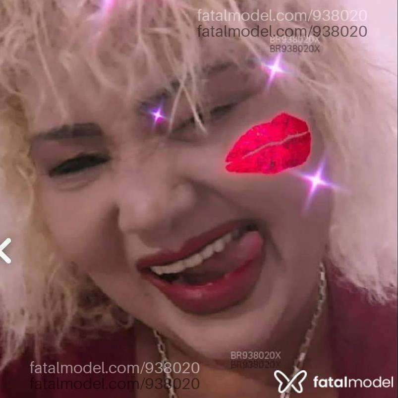 Acompanhante mulher loira (o) de olhos mel - Ademiza