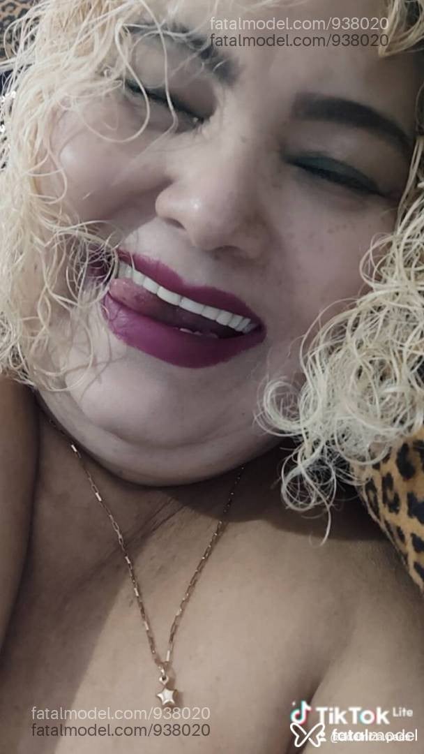 Acompanhante mulher loira (o) de olhos mel - Ademiza