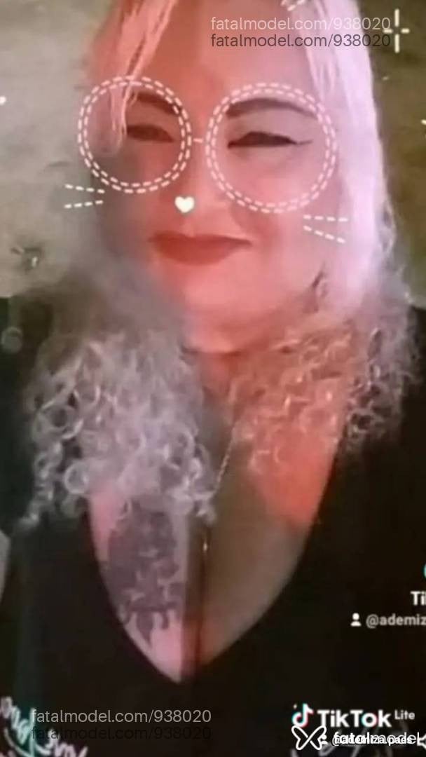 Acompanhante mulher loira (o) de olhos mel - Ademiza