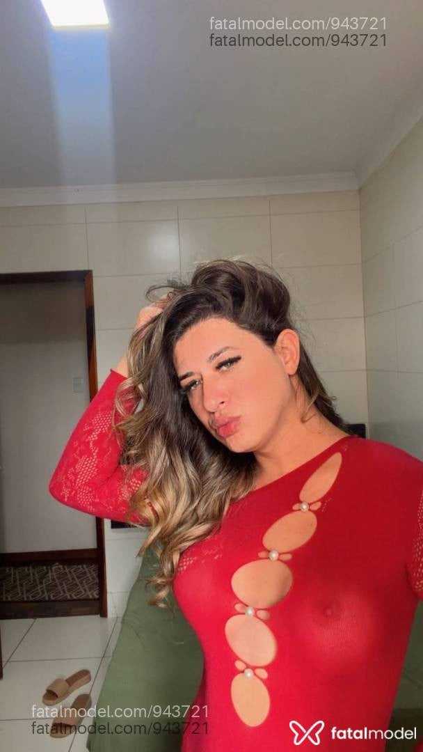 Acompanhante mulher trans com cabelo castanho de olhos verdes - Laura semoneka