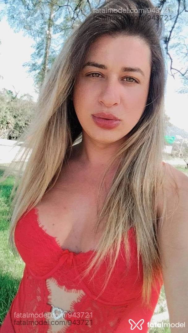Acompanhante mulher trans com cabelo castanho de olhos verdes - Laura semoneka