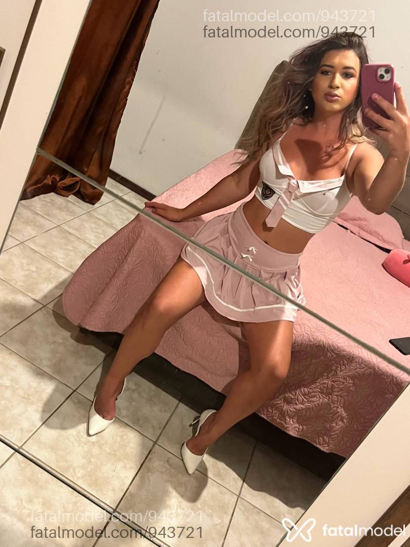 Acompanhante mulher trans com cabelo castanho de olhos verdes - Laura semoneka