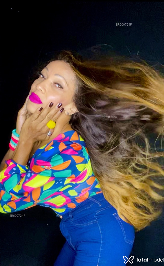 Acompanhante mulher trans com cabelo castanho de olhos mel em Araraquara - Paollacm