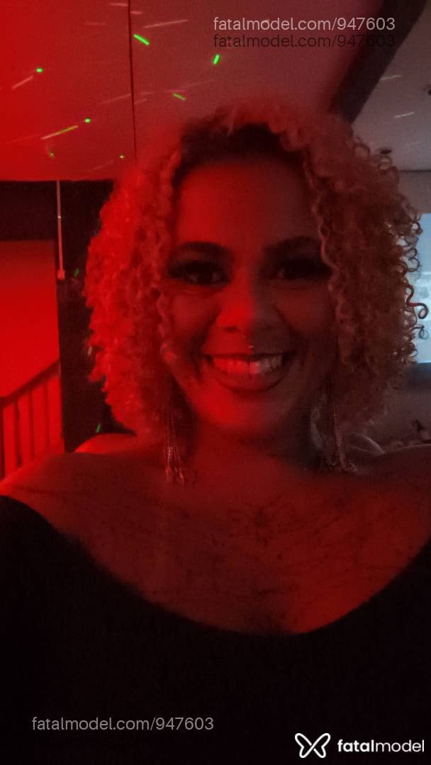 Acompanhante mulher com cabelo colorido de olhos castanhos - Morena Dhandara