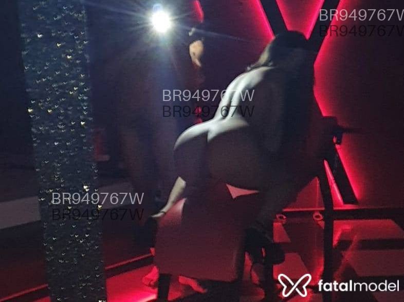 Acompanhante mulher com cabelo castanho de olhos castanhos em Campinas Acompanhante mulher com cabelo castanho de olhos castanhos em Campinas - Larissa