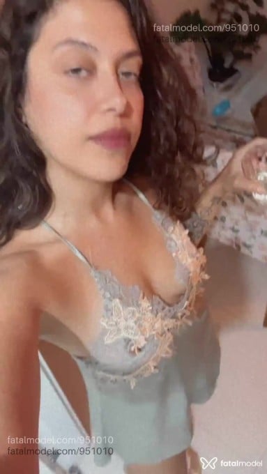 Acompanhante mulher com cabelo castanho de olhos verdes - Carol Dorce
