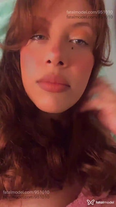 Acompanhante mulher com cabelo castanho de olhos verdes - Carol Dorce