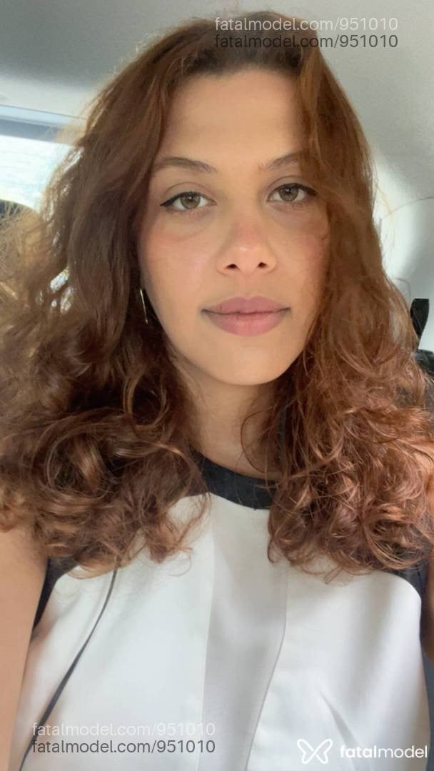 Acompanhante mulher com cabelo castanho de olhos verdes - Carol Dorce
