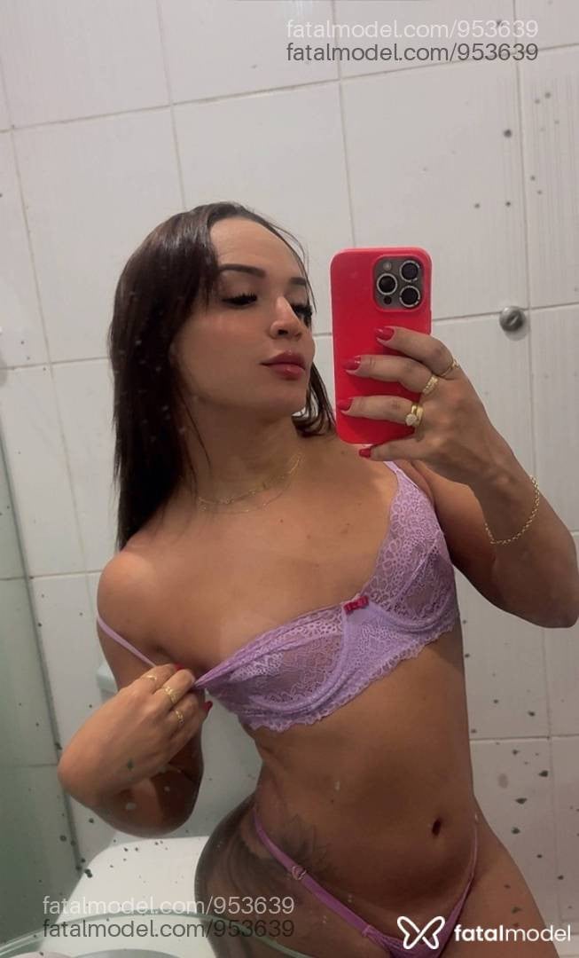 Acompanhante mulher trans com cabelo castanho de olhos castanhos - Izis silva