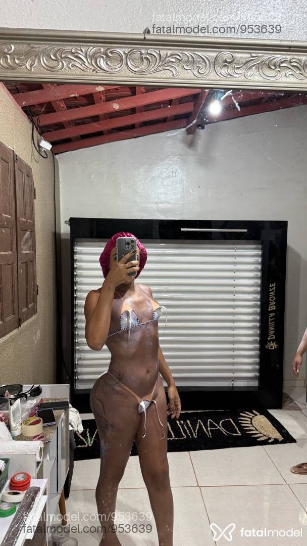 Acompanhante mulher trans com cabelo castanho de olhos castanhos em São Mateus - Izis silva