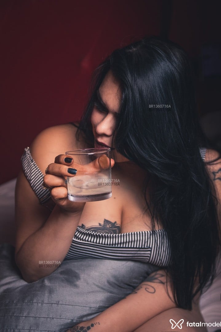 Acompanhante mulher com cabelo castanho de olhos verdes - Angel Acompanhante mulher com cabelo castanho de olhos verdes - Angel
