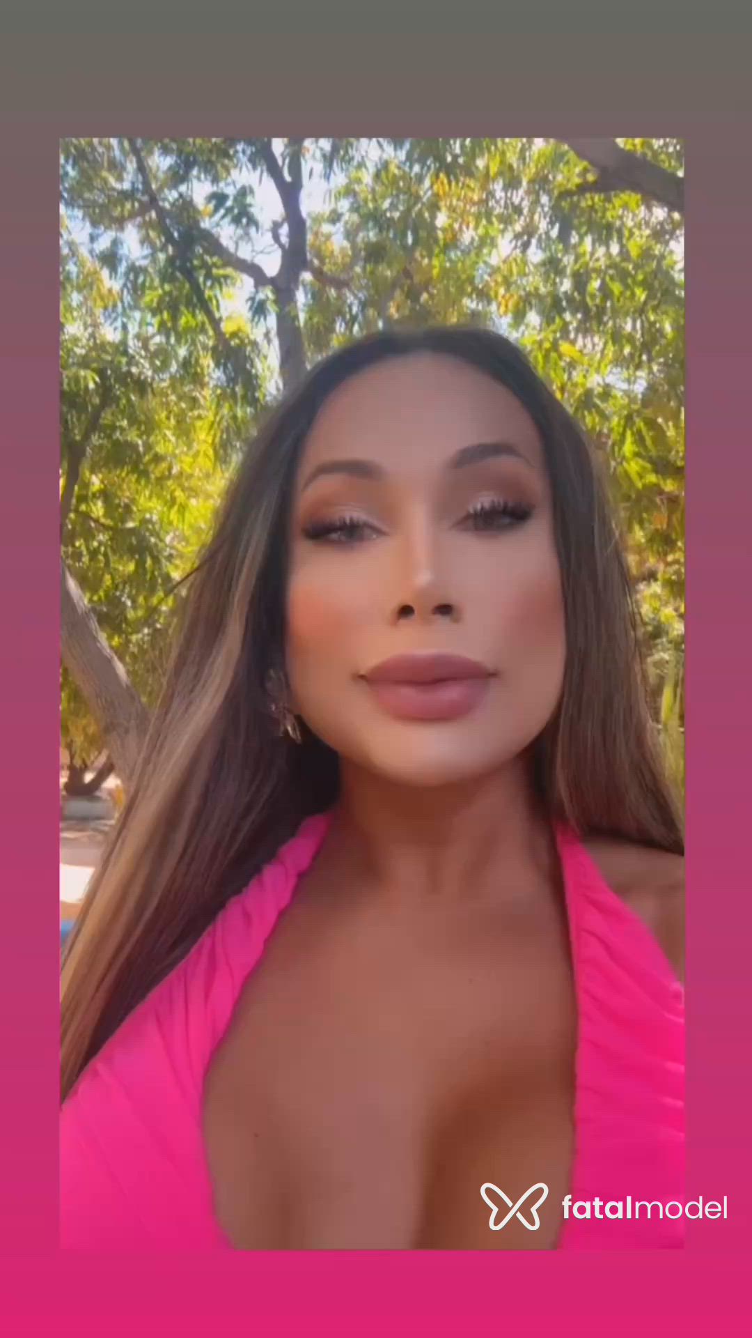 Acompanhante mulher trans morena (o) de olhos castanhos - Mirella Tavares