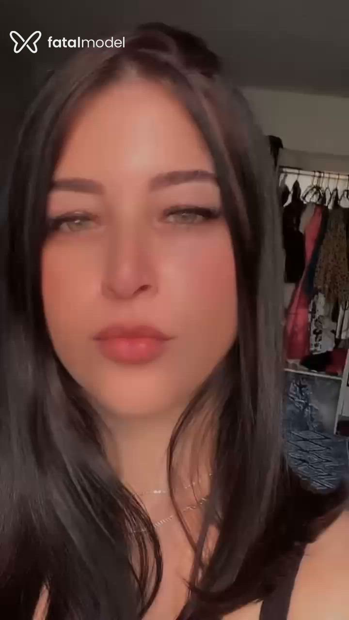 Acompanhante mulher morena (o) de olhos verdes - Helena