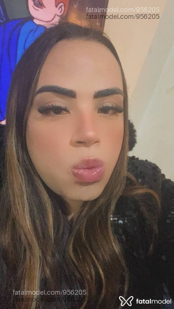 Acompanhante travesti com cabelo castanho de olhos mel - Trans baixinha 