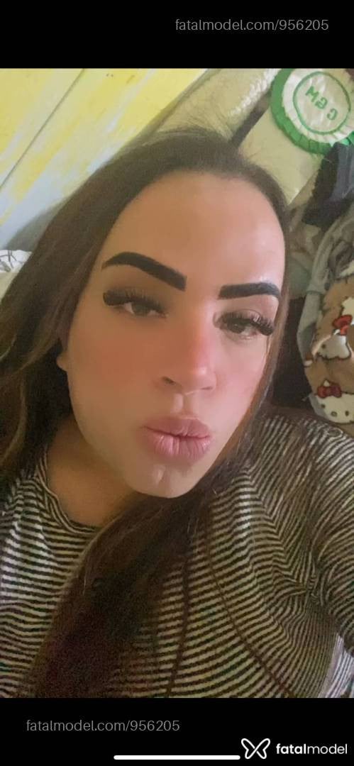 Acompanhante travesti com cabelo castanho de olhos mel em Viamão Acompanhante travesti com cabelo castanho de olhos mel em Viamão - Trans baixinha