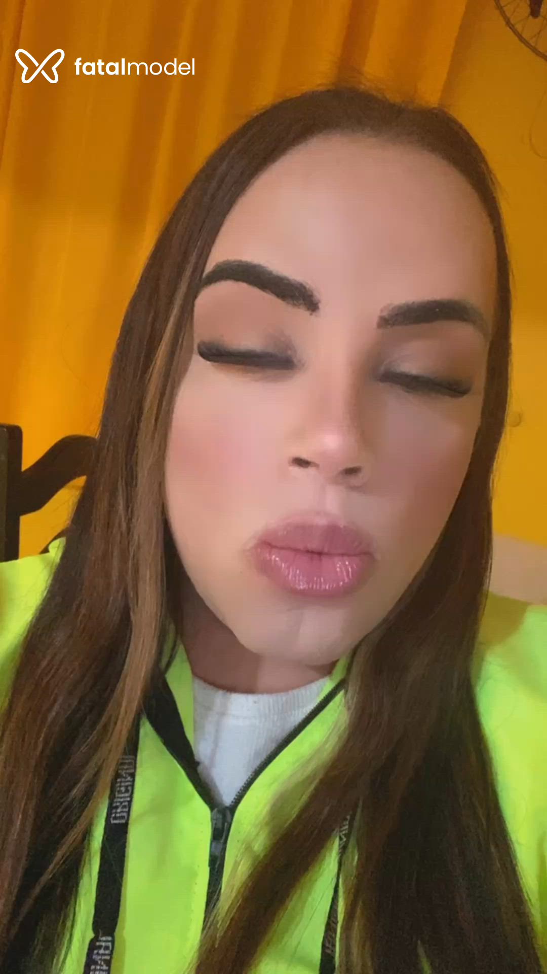 Acompanhante travesti com cabelo castanho de olhos mel em Viamão Acompanhante travesti com cabelo castanho de olhos mel em Viamão - Trans baixinha