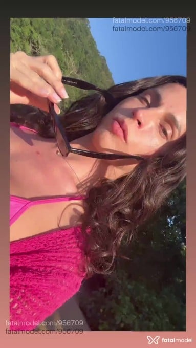 Acompanhante mulher trans com cabelo castanho de olhos verdes em Cotia - Maria Eduarda