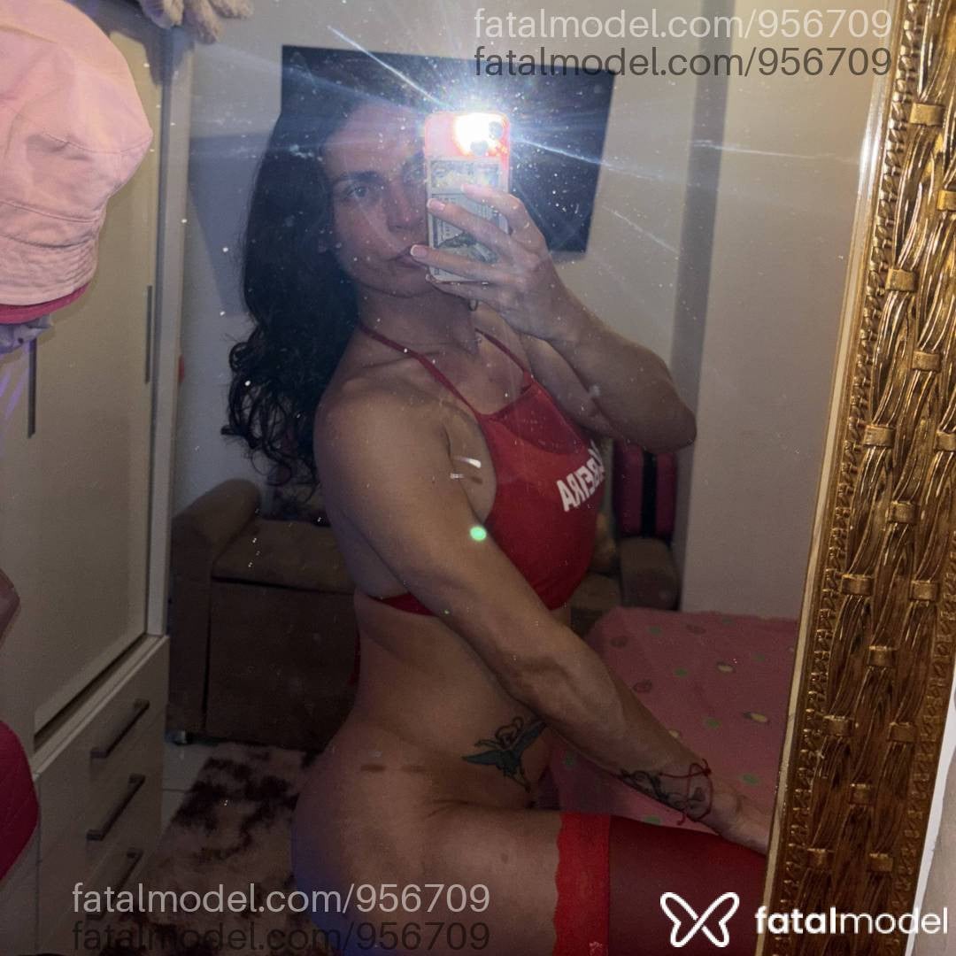 Acompanhante mulher trans com cabelo castanho de olhos verdes em Cotia - Maria Eduarda