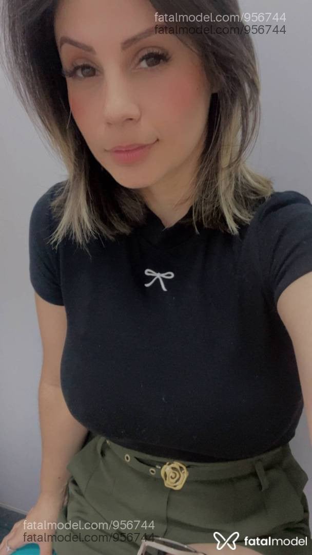 Acompanhante mulher loira (o) de olhos castanhos - Aninha