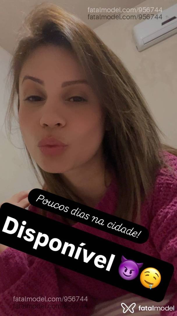 Acompanhante mulher loira (o) de olhos castanhos - Aninha