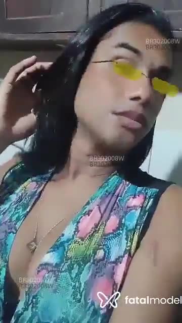 Acompanhante não-binário morena (o) de olhos castanhos - Maysa Acompanhante não-binário morena (o) de olhos castanhos - Maysa