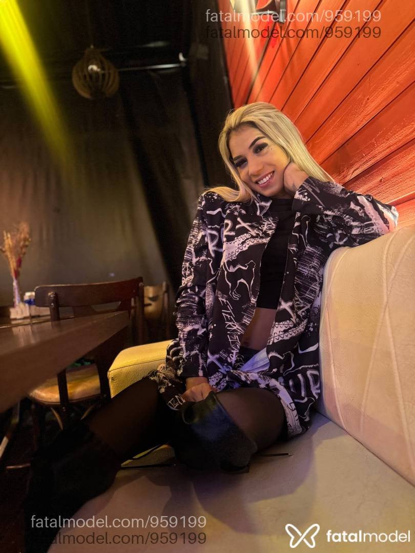 Acompanhante travesti loira (o) de olhos mel em Cascavel - Iana Bella