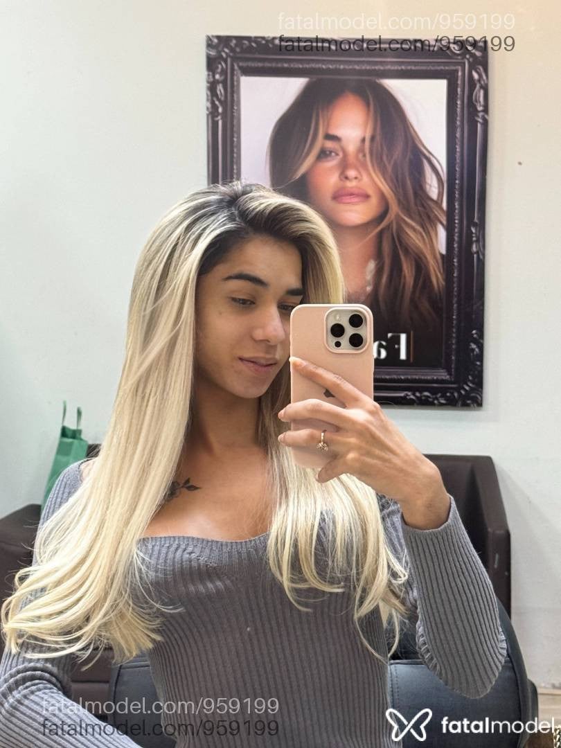 Acompanhante travesti loira (o) de olhos mel - Iana Bella