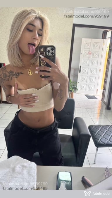 Acompanhante travesti loira (o) de olhos mel em Cascavel - Iana Bella