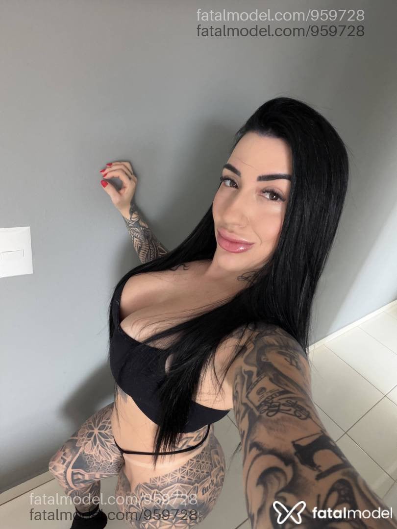 Acompanhante mulher morena (o) de olhos castanhos - Emy