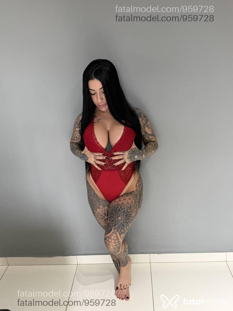 Acompanhante mulher morena (o) de olhos castanhos - Emy