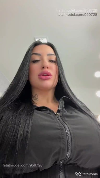 Acompanhante mulher morena (o) de olhos castanhos em Virtual - Emy
