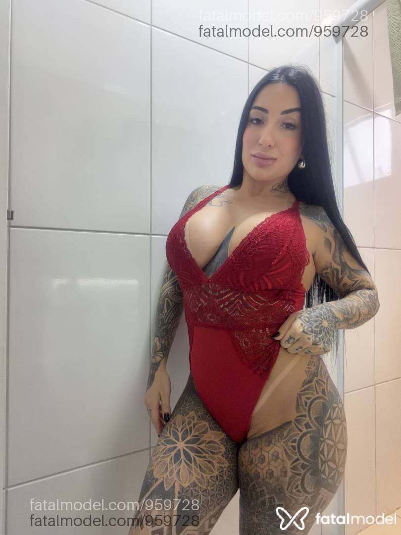 Acompanhante mulher morena (o) de olhos castanhos - Emy